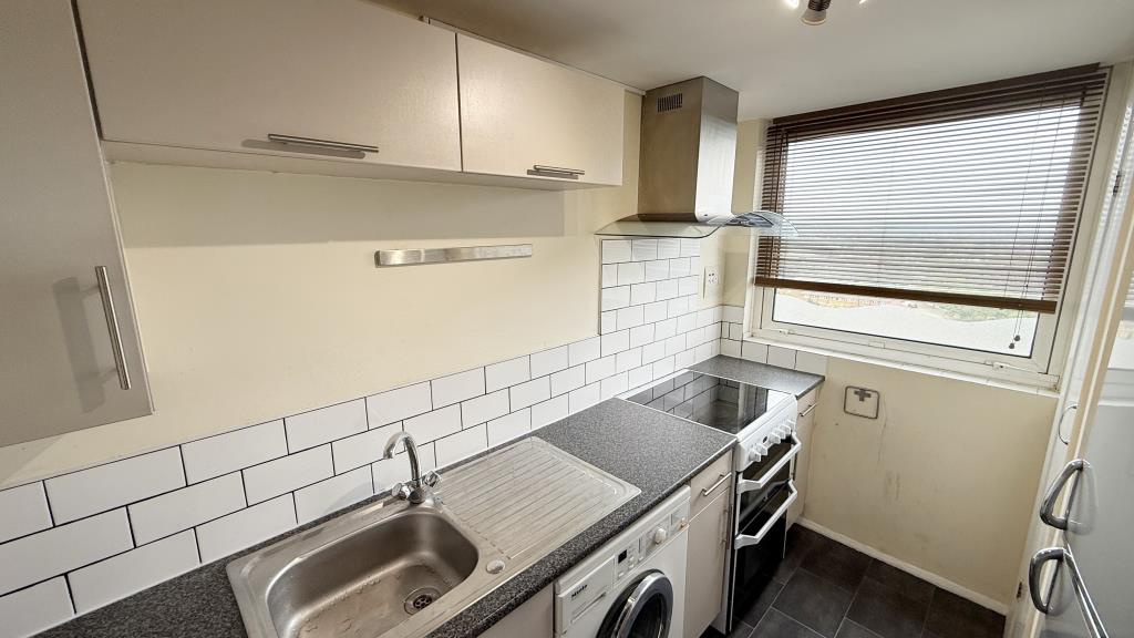 Lot: 170 - VACANT FLAT FOR INVESTMENT OR OCCUPATION - Interior image of kitchen